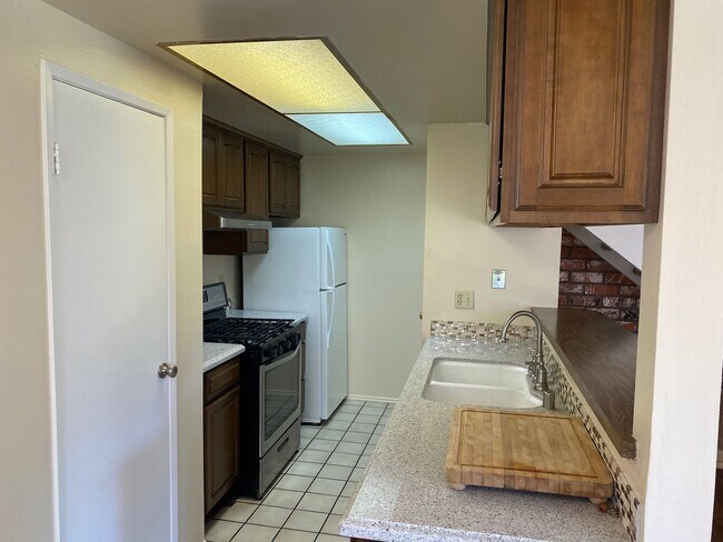 Building Photo - 2059 N Avenida Vista Del Monte