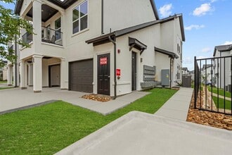Building Photo - 1664 Hillside Terrace