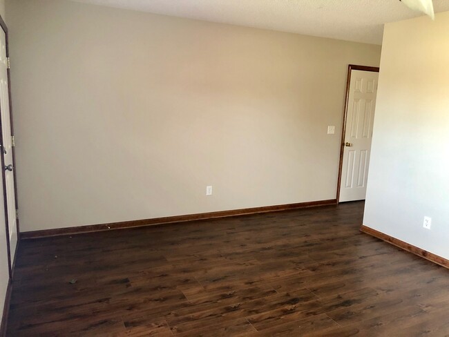 Building Photo - 2 Bed Single Level Duplex in Blue Springs