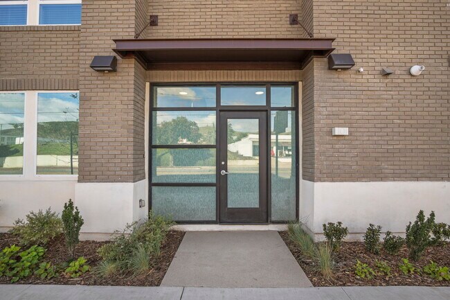 Front door - 1290 E Thompson Blvd