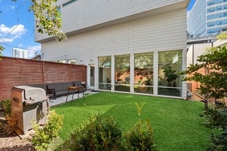 Building Photo - 3302 Lake St