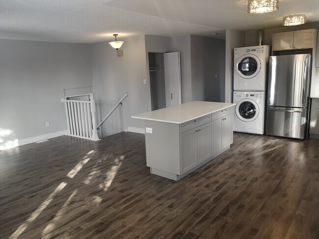 Photo du bâtiment - Spacious 3 Bed on Main Floor on East Mountain