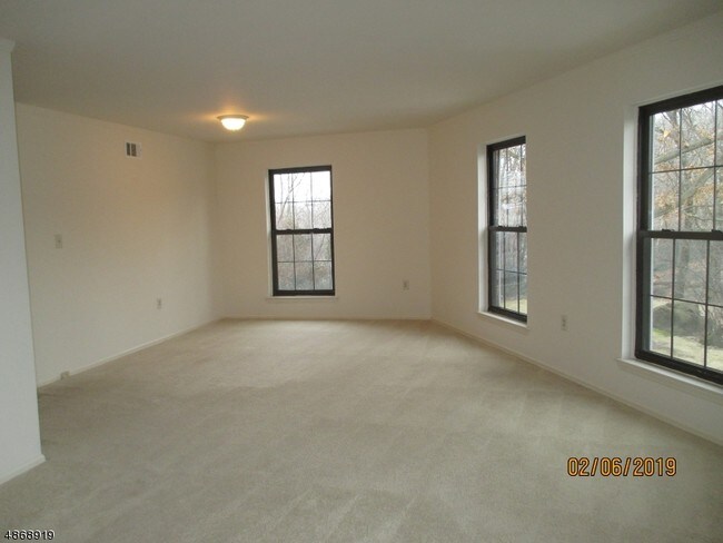 Foto del edificio - 181 Long Hill Rd