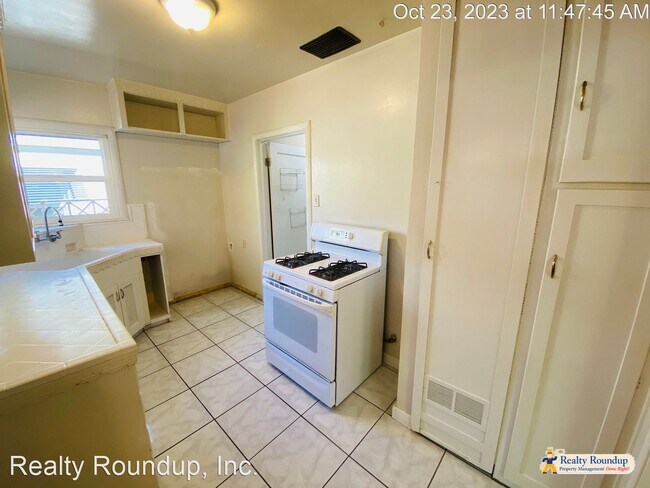 Building Photo - 3 br, 1.5 bath House - 1856 52nd St