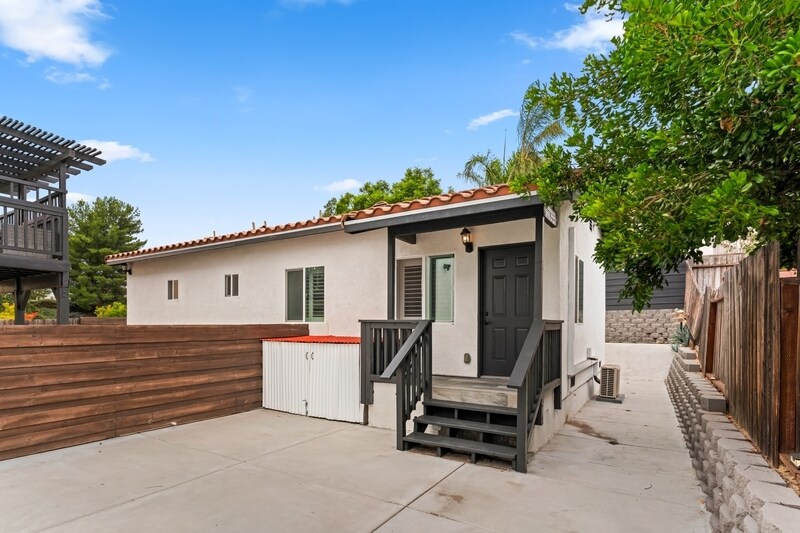 Primary Photo - 44735 Johnston Dr