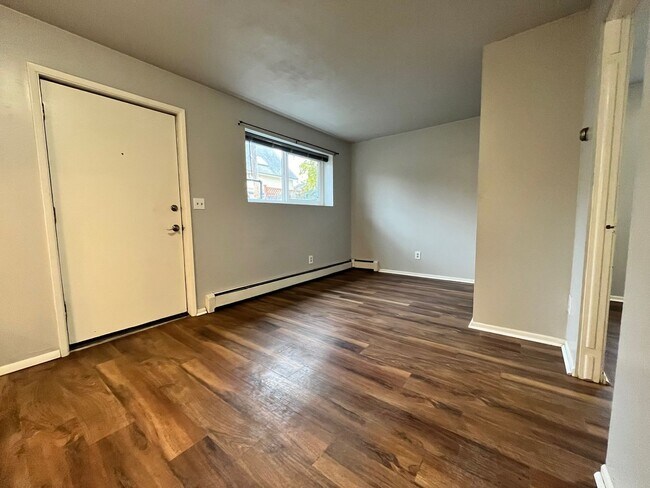 Building Photo - Charming Renovated 1 Bedroom in Unbeatable University Location!
