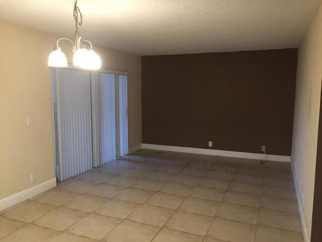 Building Photo - 1475 Lake Crystal Dr