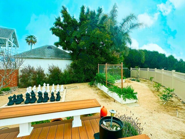 Building Photo - Huge Loma Portal House