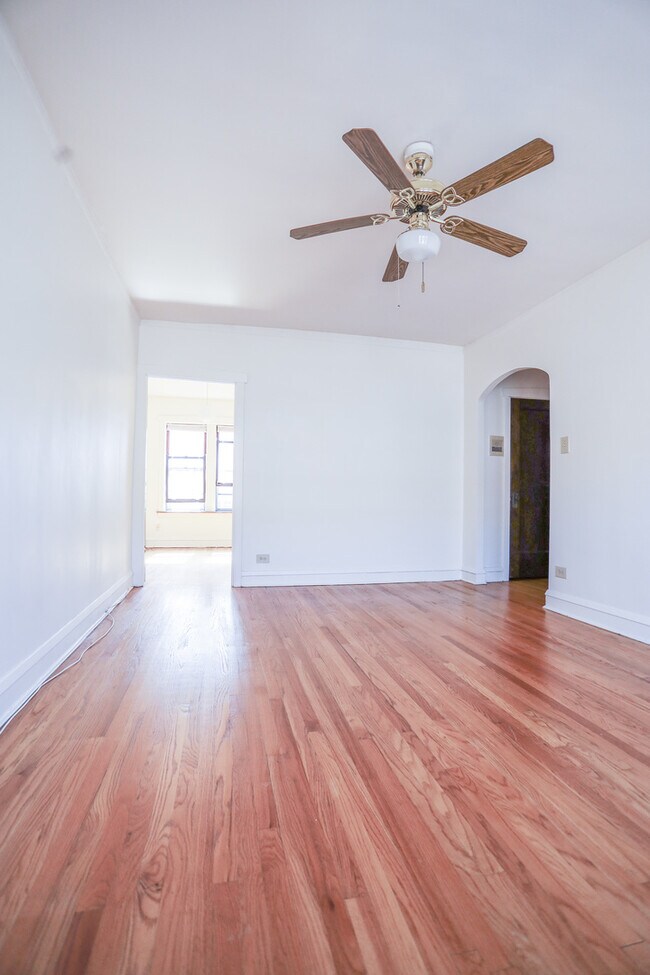 Building Photo - 4241 N Hermitage Ave