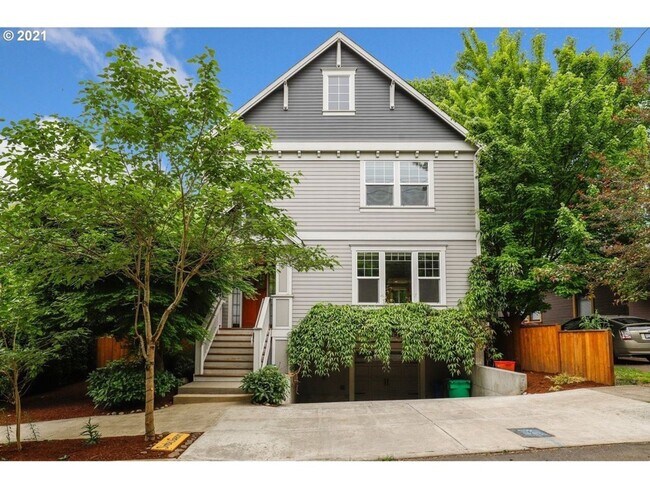 Foto del edificio - Gorgeous Craftsman-Style 4 Bedroom Home Lo...