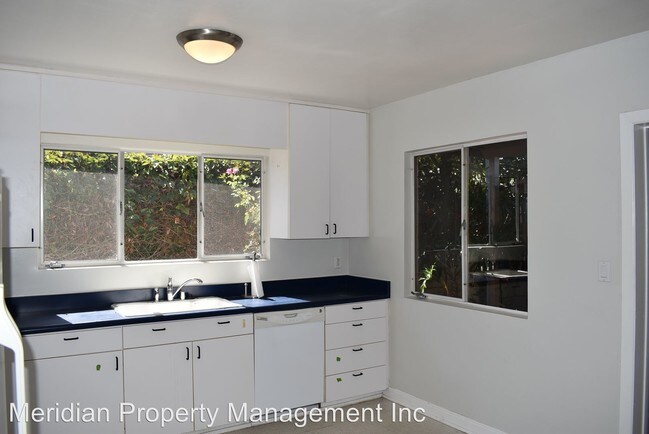 Building Photo - 2 br, 1.5 bath House - 3222 Vancouver Ave.