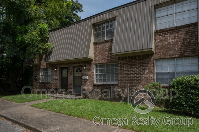 Building Photo - 2703 Hackberry Rd