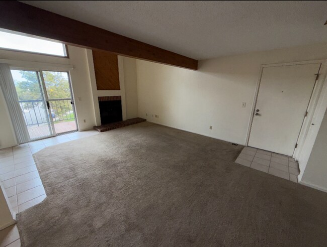 Foto del edificio - Spacious with sky light and loft!