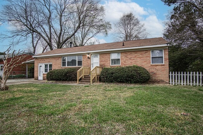 Williamsburg VA 3BR Rental – Updated Home with Granite Kitchen, Bonus Room & Fenced Backyard - Williamsburg VA 3BR Rental – Updated Home with Granite Kitchen, Bonus Room & Fenced Backyard
