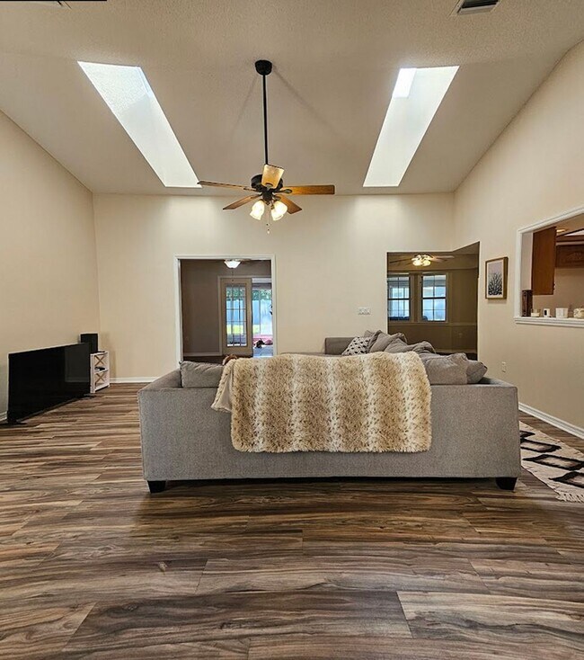 Building Photo - Charming 2 Bed, 2 Bath Home for Rent in Spring Hill (34609) – Spacious, Bright, and Perfectly Loc...