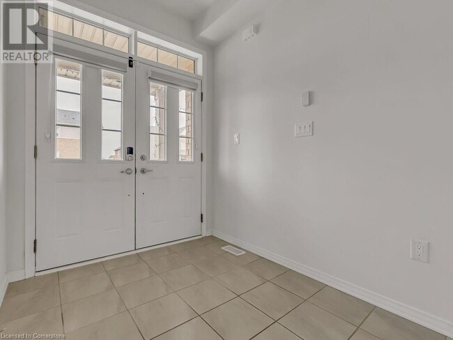 Building Photo - 221 Kinsman Dr