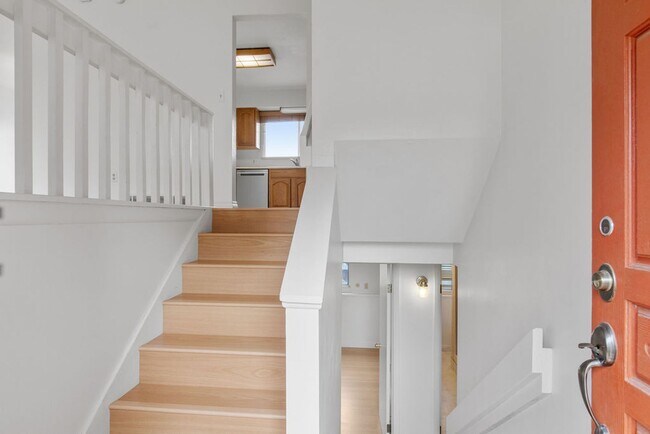 Foto del edificio - 5 Bedroom home with finished basement