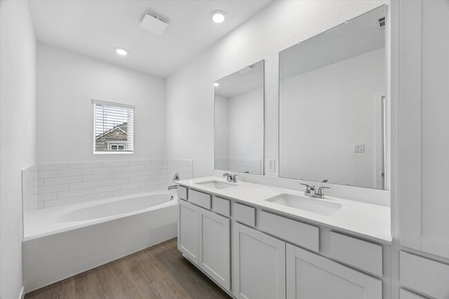 Building Photo - 2207 Salinas Dr