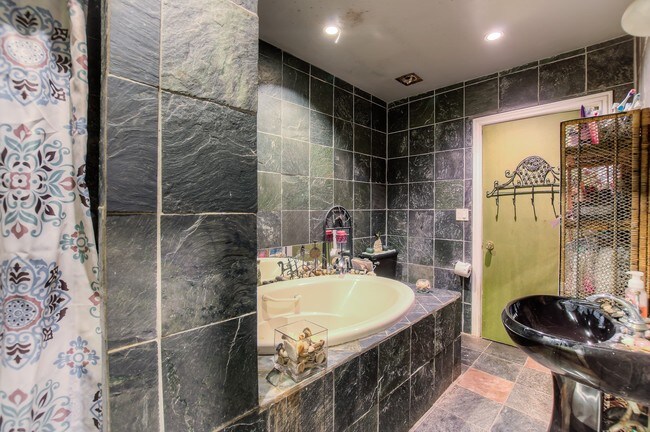 Unit #1 upstairs bathroom - 2704 Ruhland Ave