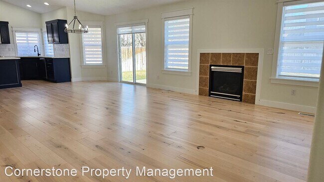 Foto del edificio - 3 br, 2 bath House - 3850 N Weston Ave