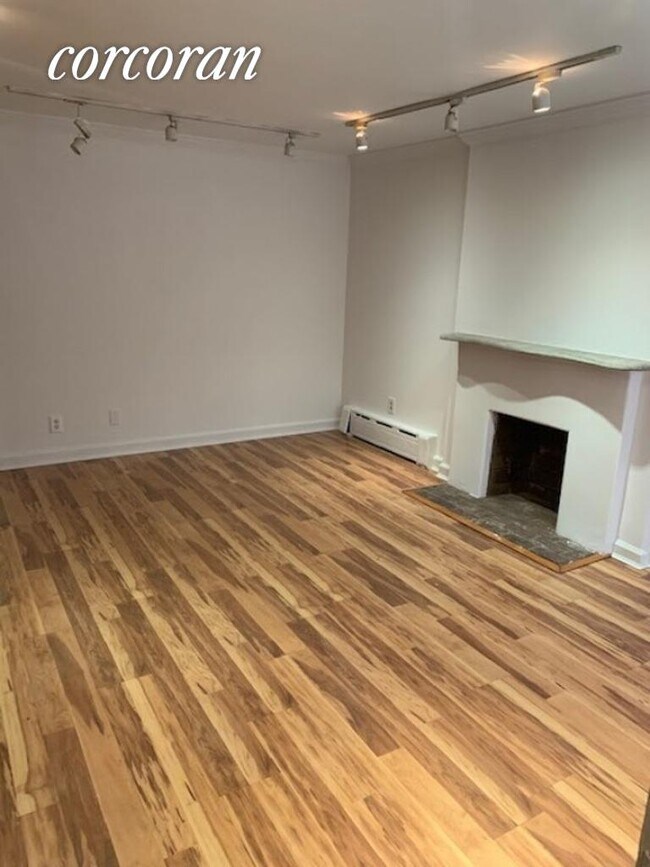 Building Photo - 208 E 78th St