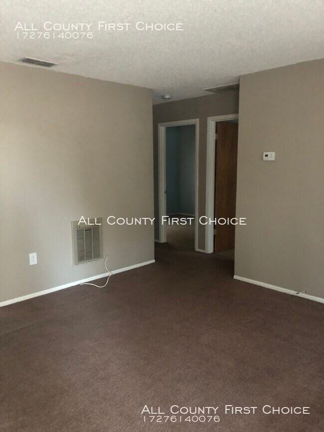 Building Photo - 2 bedroom duplex