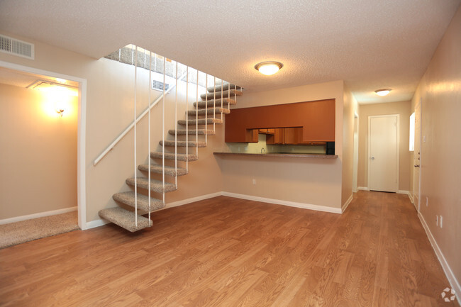 2HAB, 2BA 2,380 ft² - Comedor - Greenway Court Apartments