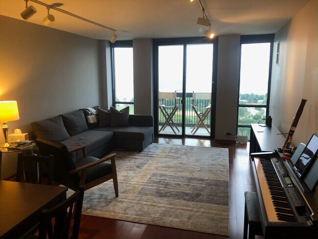 Living room - 1660 N LaSalle Dr