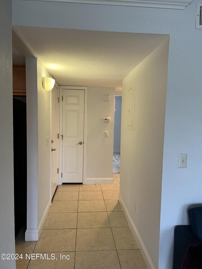 Building Photo - 858 Shoreline Cir