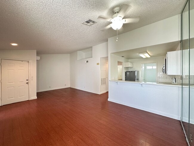 Building Photo - El Parque Condo