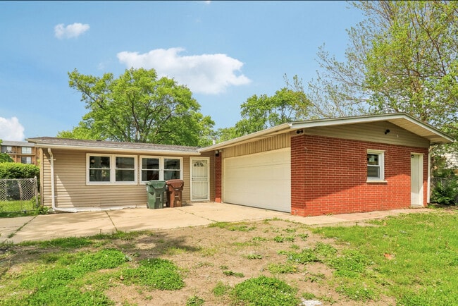 Building Photo - 840 W Arquilla Dr