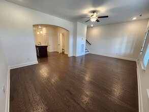 Building Photo - 728 Hahn Ct