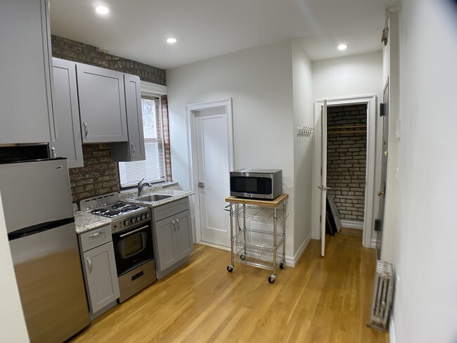 Building Photo - 424 E 13th St
