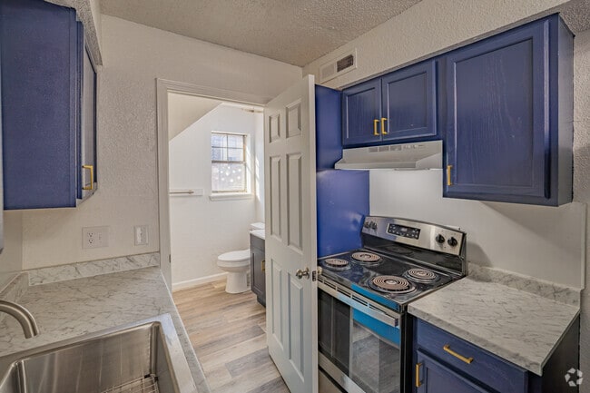 2 habitaciones, 1.5 baños, estilo 2, 825 pies cuadrados, cocina - College Park Townhouses