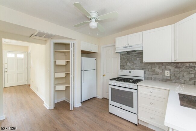 Foto del edificio - 18 Pleasant View Ave