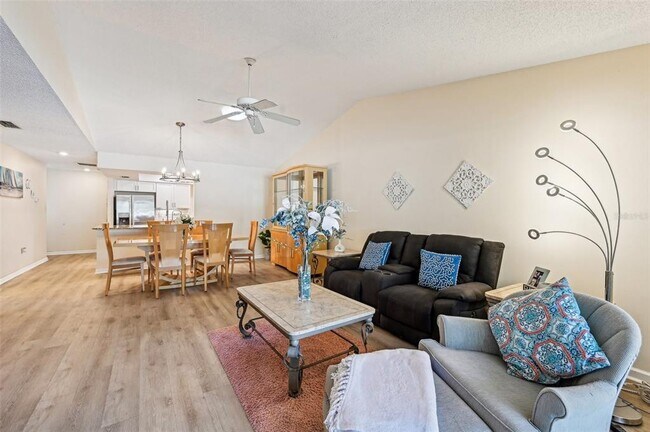 Foto del edificio - 7245 Wood Creek Dr