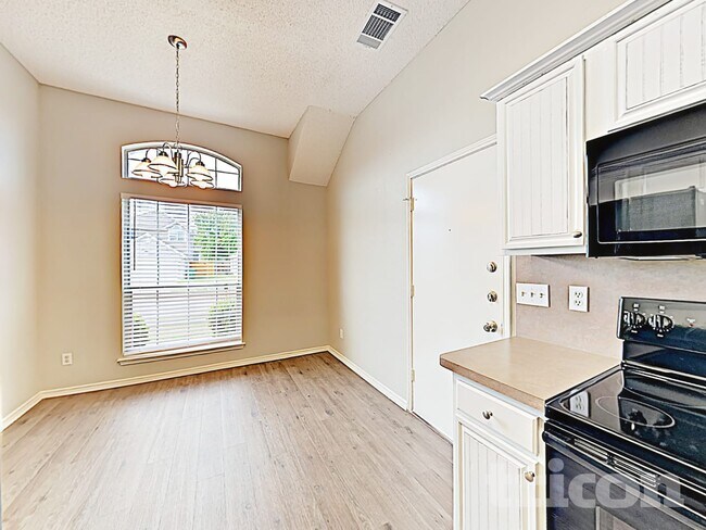 Foto del edificio - 229 Willow Creek Dr