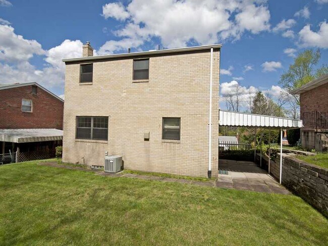 Patio trasero/patio lateral - 2557 Allender Avenue