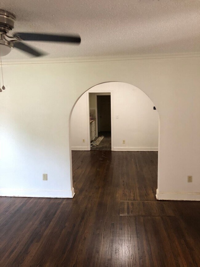 Building Photo - Stylish Urban Living at Its Best! 3 Bed, 1...