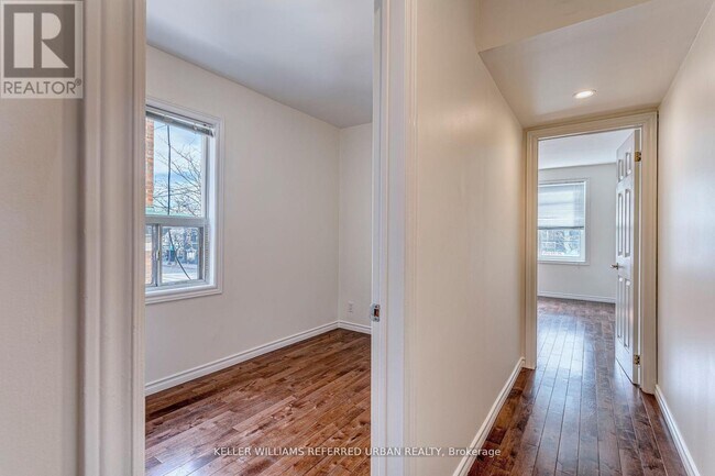 Photo du bâtiment - 2976 Lake Shore Blvd W