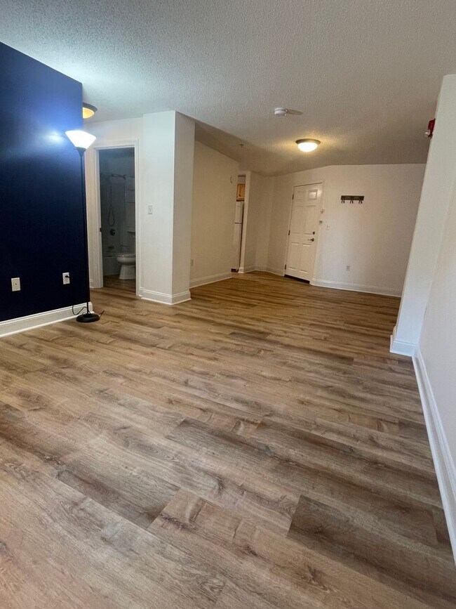 Foto del edificio - Reduced & 75% off 1st Month's Rent! Impecc...