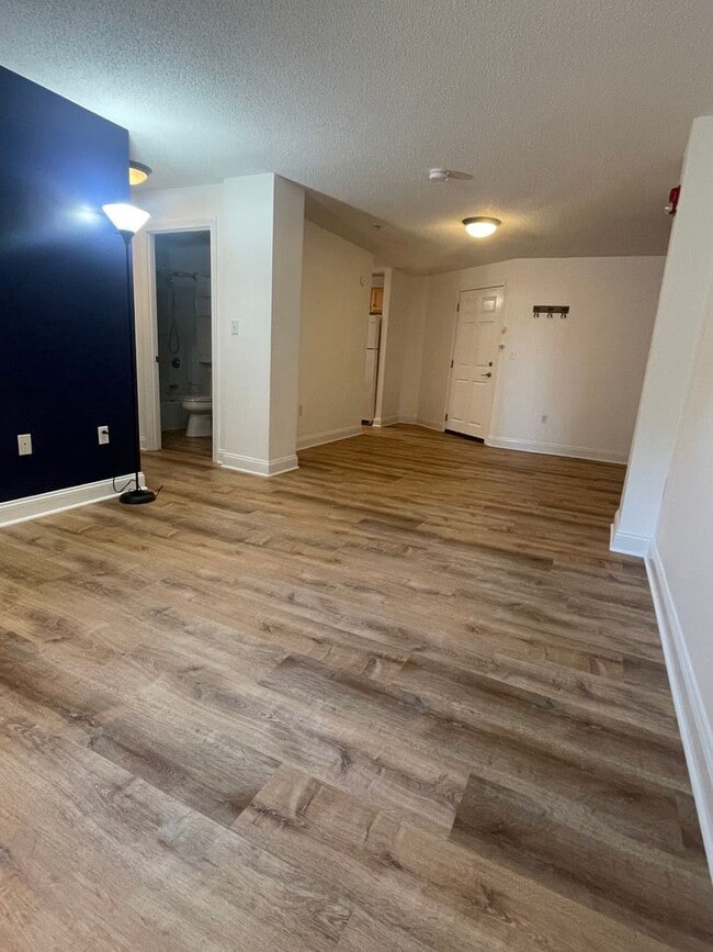 Building Photo - Reduced! Impeccably Maintained, Move-in Re...