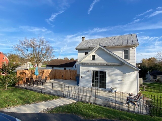 Large outdoor space, back view - 908 Gettysburg Pike