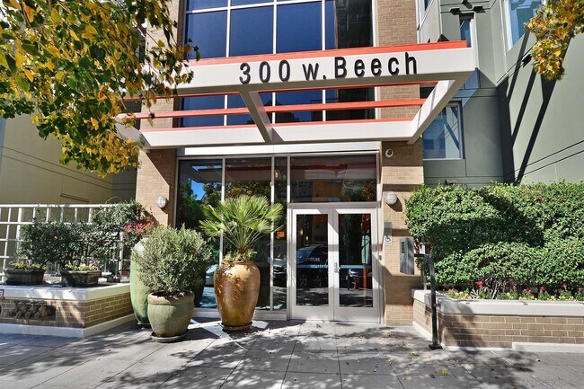 Building Photo - 300 W Beech St