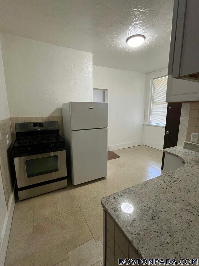 Building Photo - 8 Adella Pl