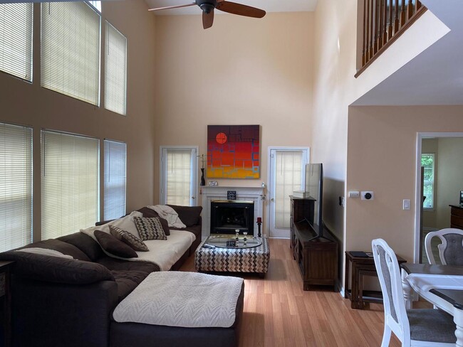 Building Photo - 950 Sweetflower Dr