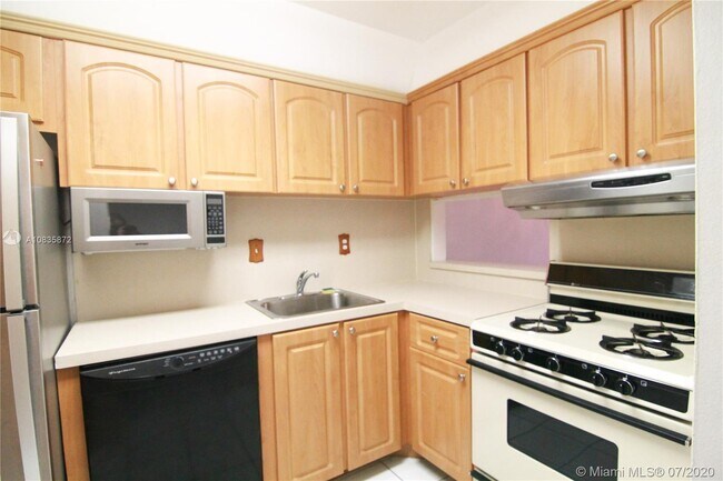 Building Photo - 6886 N Kendall Dr
