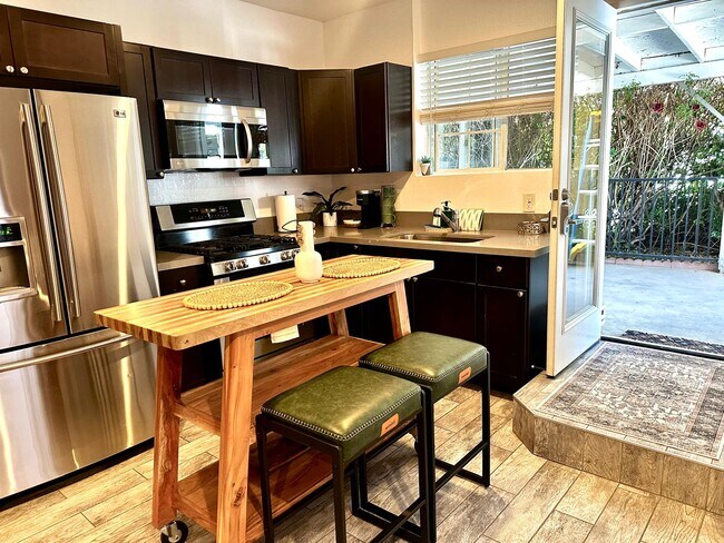 Building Photo - 10526 Woodley Ave