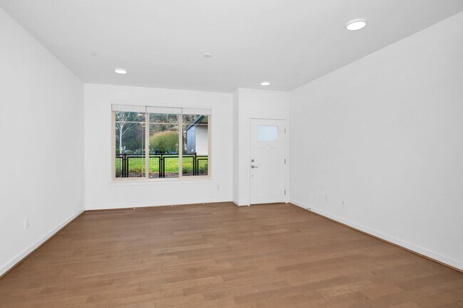 Foto del edificio - Spacious 3 Bedroom Bellevue Townhome with ...