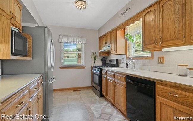 Building Photo - 6900 Crestwood St